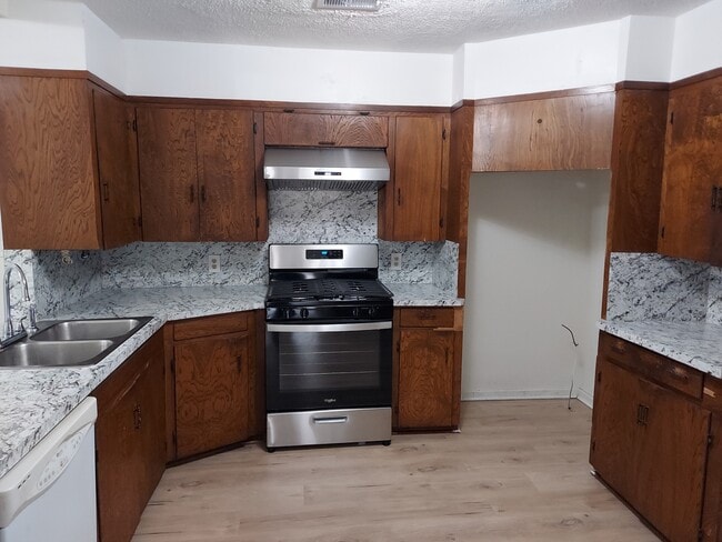 Building Photo - 712 S 10th 1/2 St