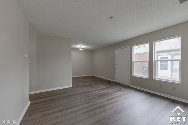 Building Photo - 3 br, 1 bath Townhome - 1732 N Waco Ave