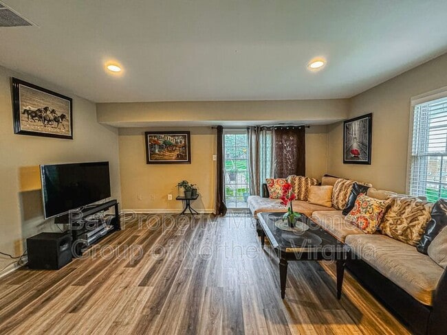 Foto del edificio - 14464 Golden Oak Rd