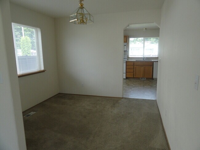 Building Photo - Gorgeous 4 bedroom 2 Story In the Gated Community of "Falcon Creek"!!