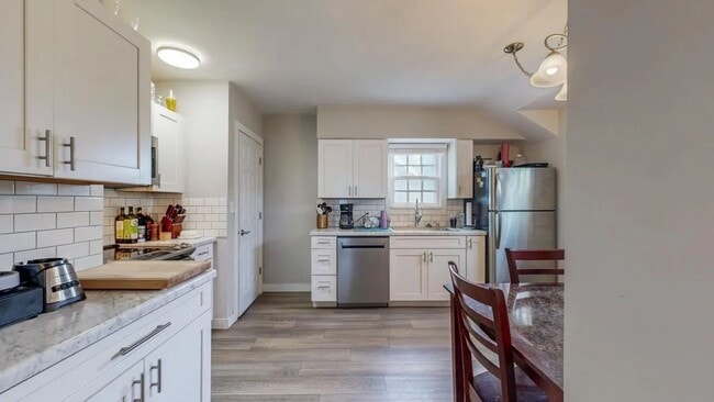 Building Photo - Welcome to this charming 2-bedroom, 1-bath...