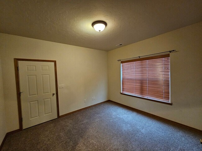 Foto del edificio - 3 Bedroom Home in Horn Rapids For Rent