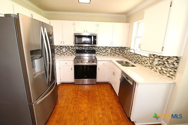 Building Photo - 3303 Solomon Dr
