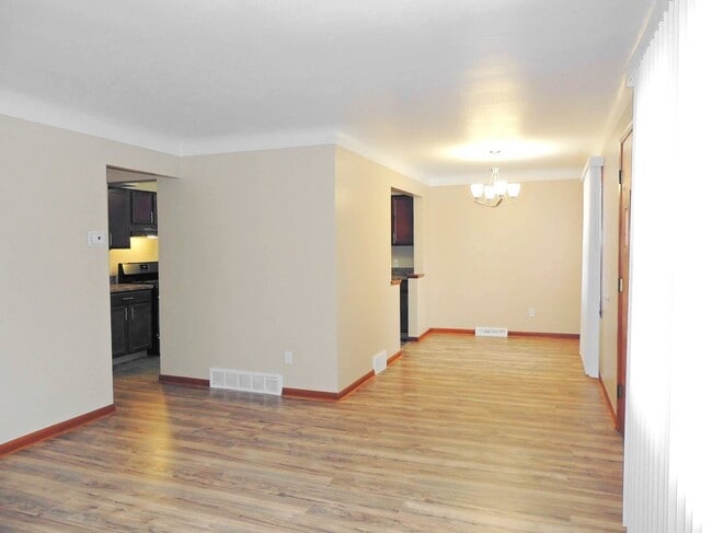 Building Photo - 3 Bed - 1 Bath Ranch for Rent in Bedford |...