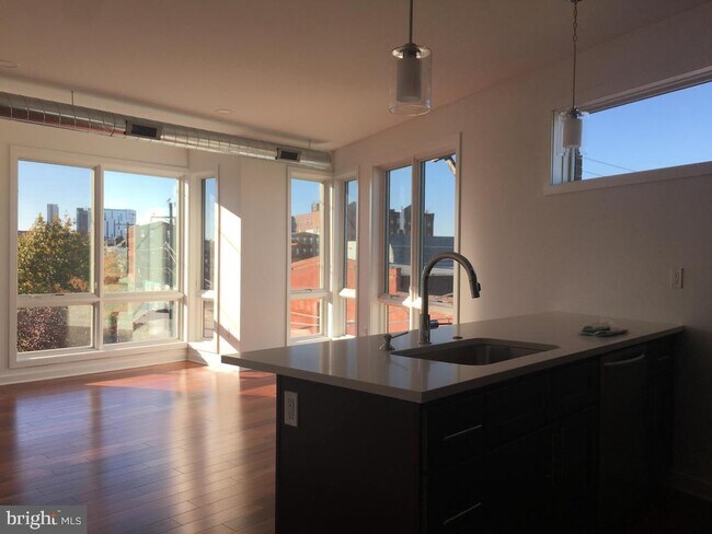 Foto del edificio - 320 Cecil B. Moore Ave