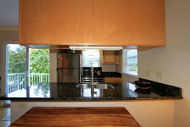 Building Photo - Recently Updated 1 Bed Condo in Ballard!