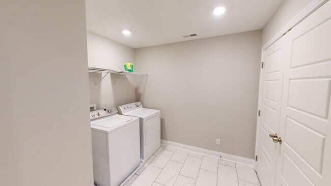 Foto del edificio - Charming 3-Bedroom Home with Modern Finish...