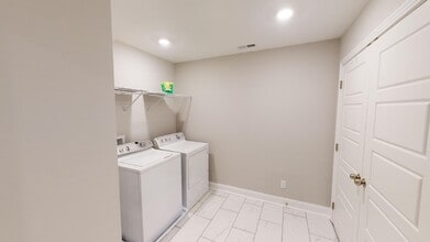 Building Photo - 157 W Rossview Rd