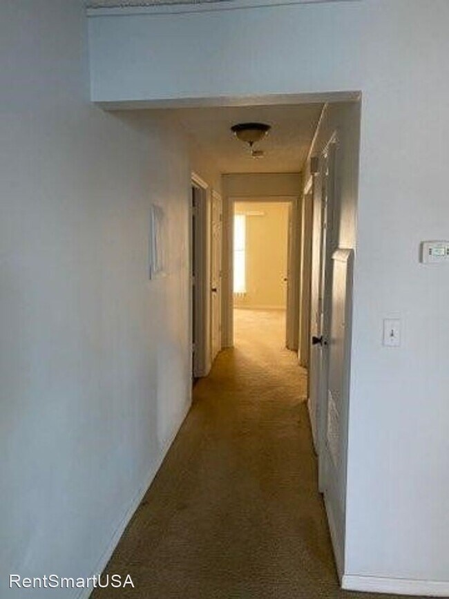 Building Photo - 2 br, 2 bath House - 4160 Versailles Dr. # D