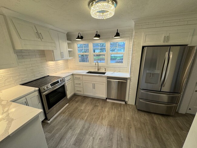 Building Photo - Fully Renovated 4 Bed Home w/ Fenced Backy...