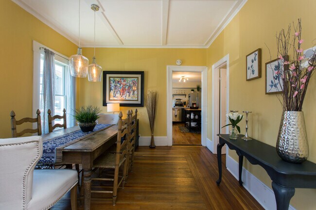 Comedor con vista a la cocina - 47 Court St