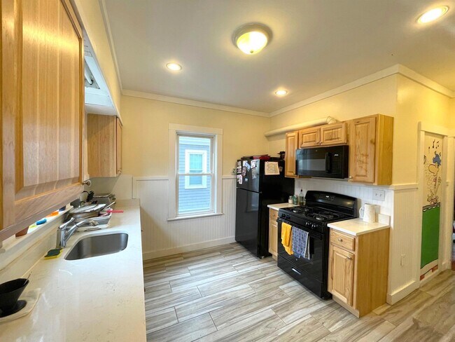 Building Photo - 57 Simpson Ave