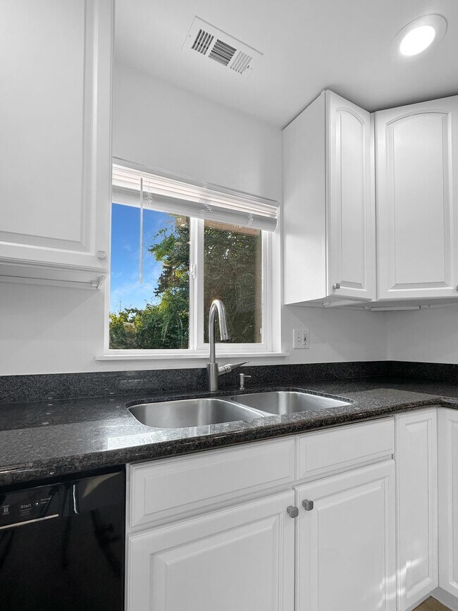 Foto del edificio - South Seattle/Seward Park area - Remodeled 4 Bedroom 2 bathroom home - Ready for move in now!