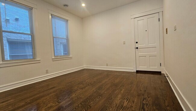 Foto del edificio - 2541 N Southport Ave