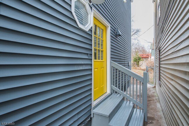 Foto del edificio - 114 Maple Ave