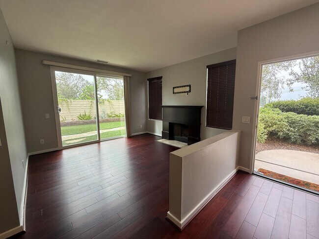 Foto del edificio - 4 bed, 3 bath Townhouse in Gated Community...