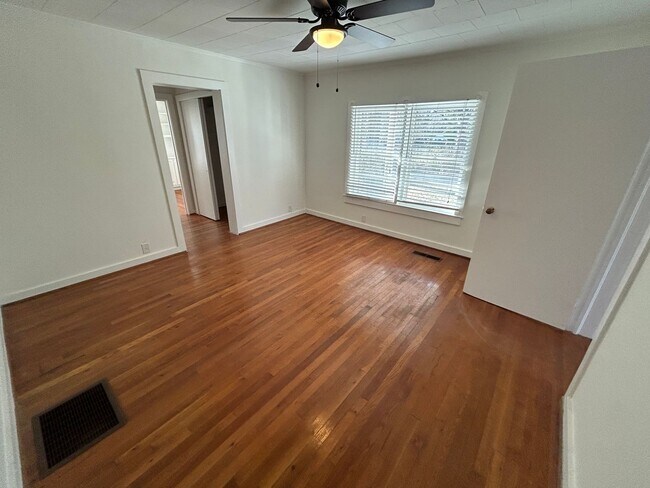 Building Photo - 2/2 House with a Bonus Room- $1,295