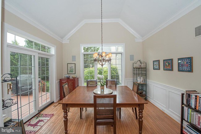 Building Photo - 131 Rossmore Dr