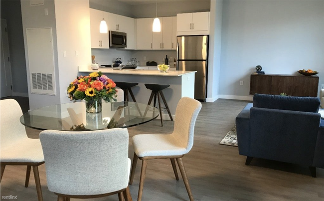 Building Photo - 1 br, 1 bath  - 3 Crown Dr Unit 103