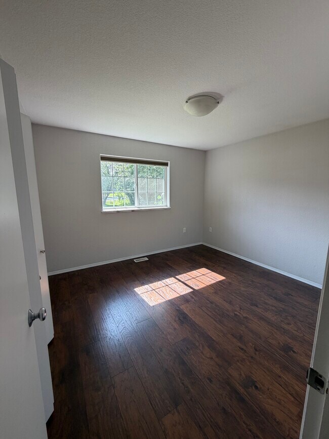 Foto del edificio - 6151 E Dearborn Dr