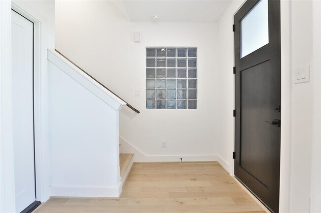 Building Photo - 1020 W 15th 1/2 St
