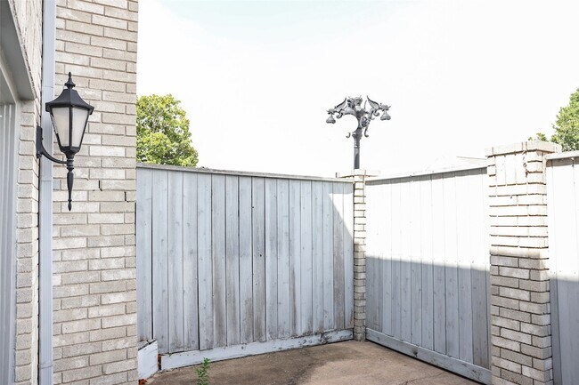 Building Photo - 290 Wilcrest Dr