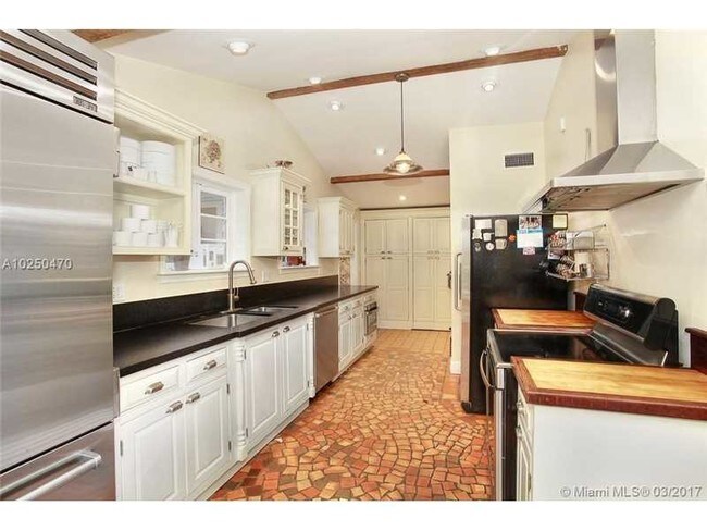 Foto del edificio - 6811 Sunset Dr