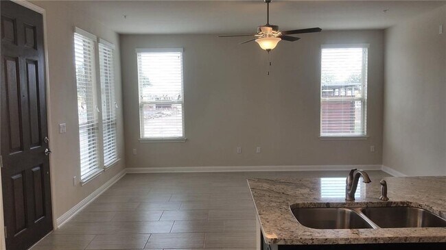 Foto del edificio - 13800 Lyndhurst St