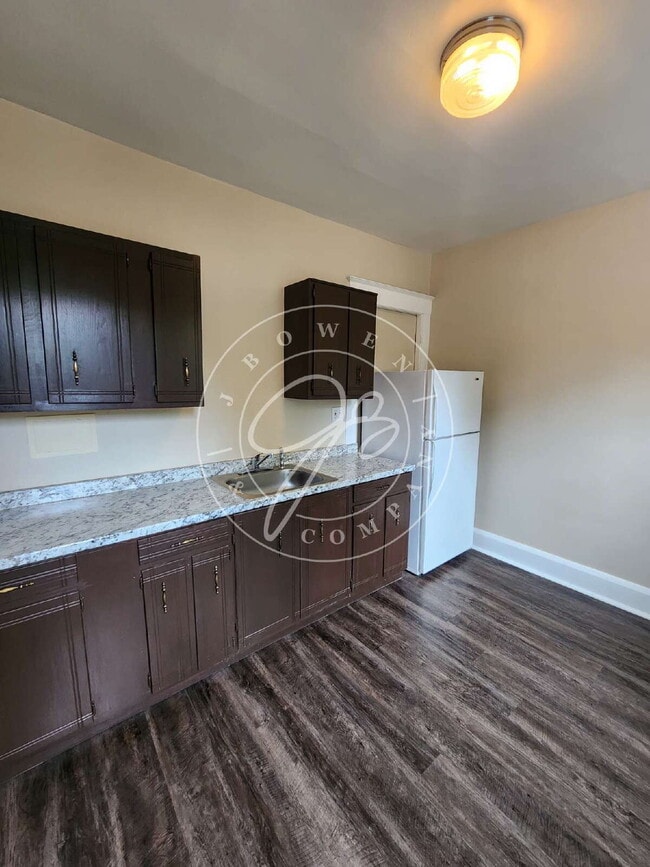 Building Photo - "Cozy Studio Living includes utilities!