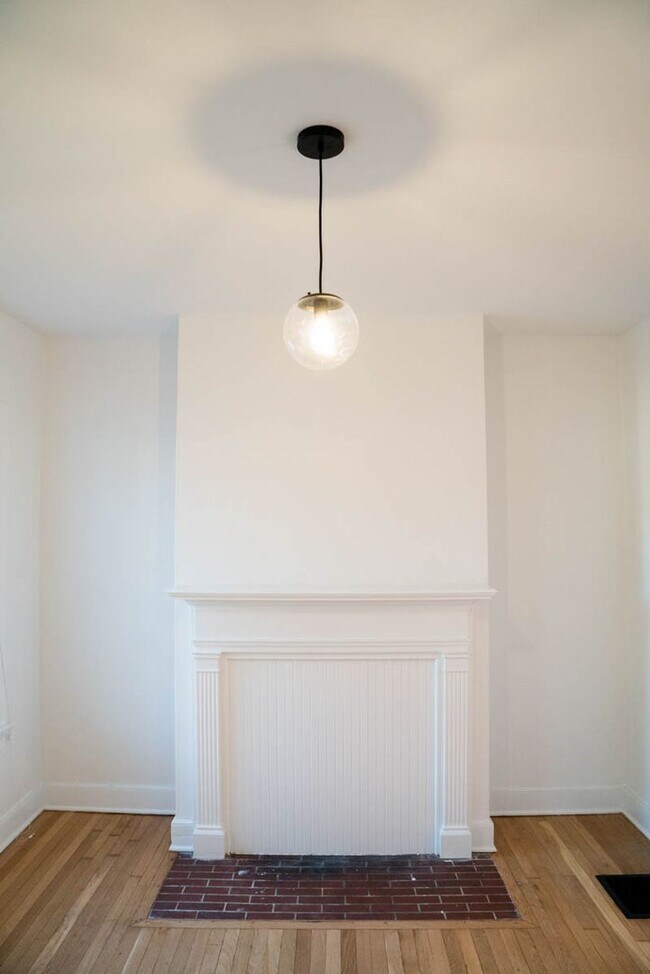 Foto del edificio - Lovely, Renovated Vintage 3 BR Home! Off-Street Parking, Covered Porch & Patio; Dogs Ok!