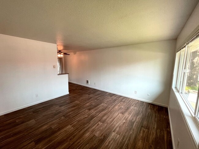 Building Photo - Fantastic 1 Bedroom Apartment in St Johns with Updated Kitchen