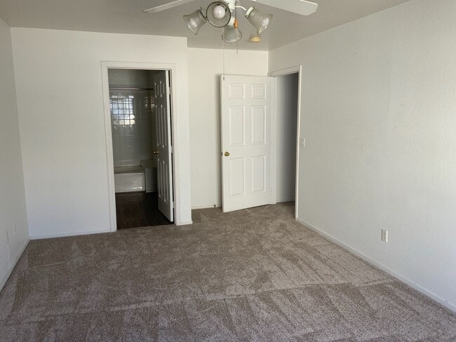 Building Photo - Lovely 3 bedroom town home with attached g...