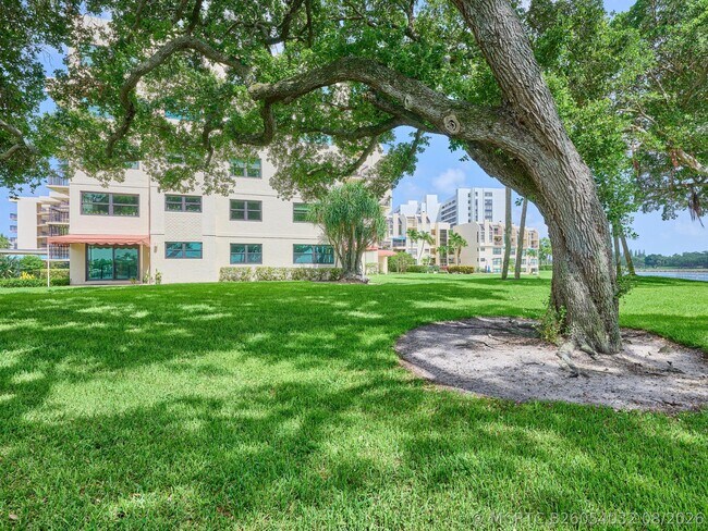 Foto del edificio - 374 Golfview Rd
