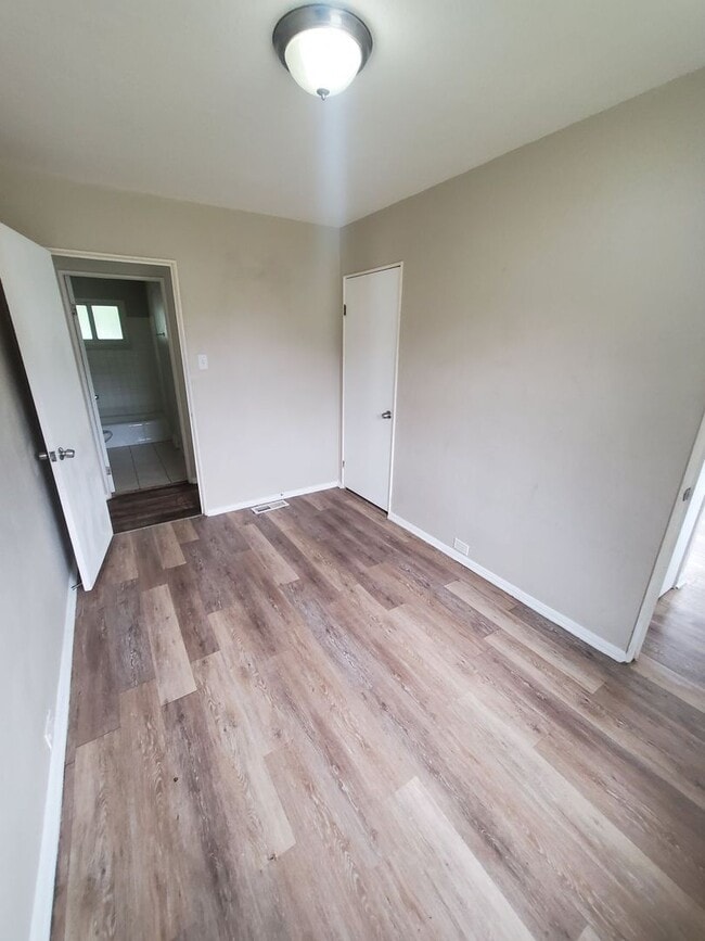 Building Photo - 3 Bedroom Single Family