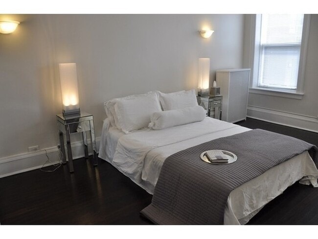 Primary Bedroom - 400 W Deming Pl