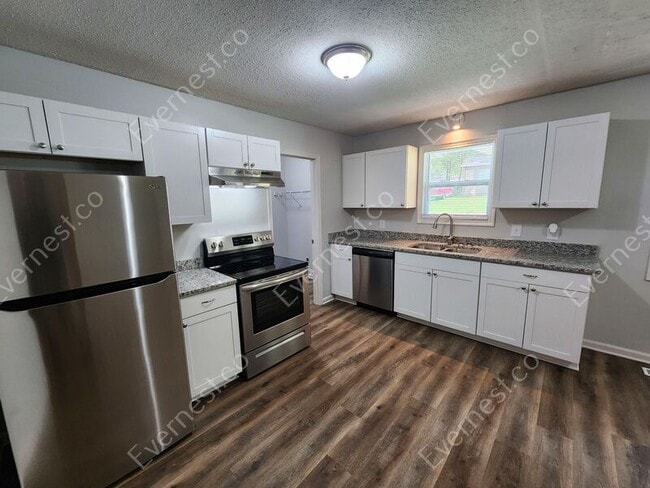 Building Photo - 711 W Creek Cir