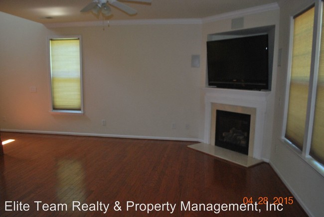 Building Photo - 3 br, 2.5 bath House - Maywood Dr 3201
