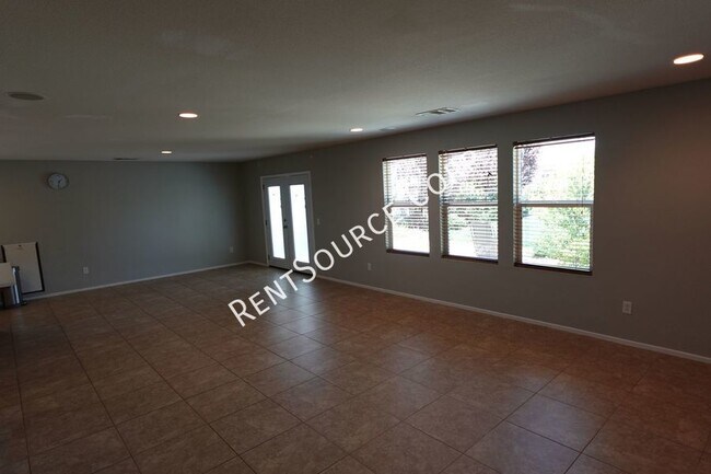 Building Photo - 4 Bedroom 2 Bathroom Single Story Home for...