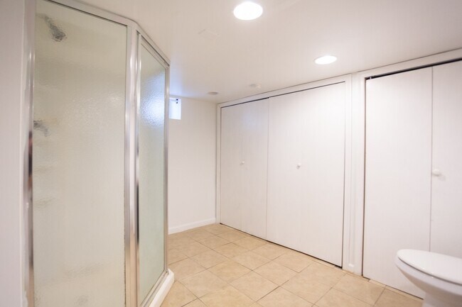 Building Photo - AMAZING 3 Bedrooms 2 Bath + Den in Univers...