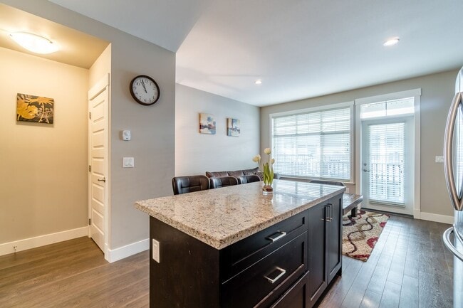 Building Photo - 19525-19573 73 Ave