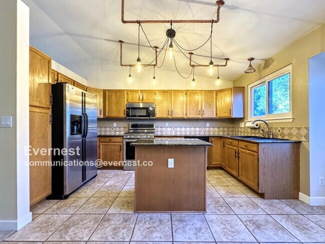 Foto del edificio - Beautiful 3-Bedroom with Modern Comforts a...