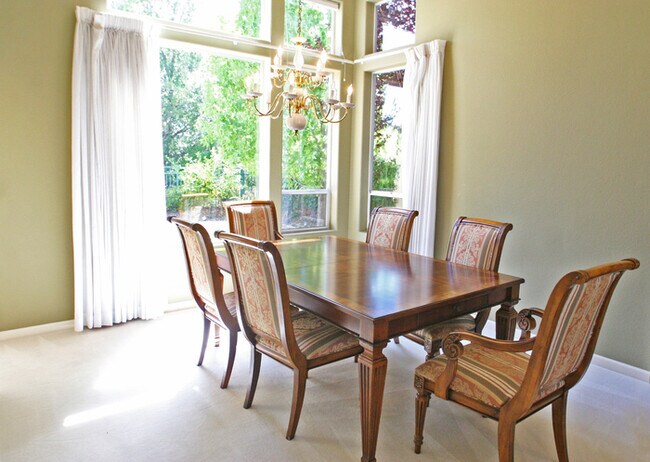Building Photo - 5950 Killarney Cir
