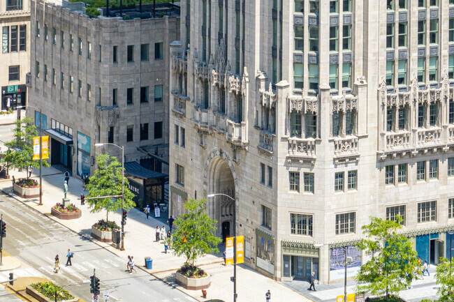 Entrada - Tribune Tower Residences