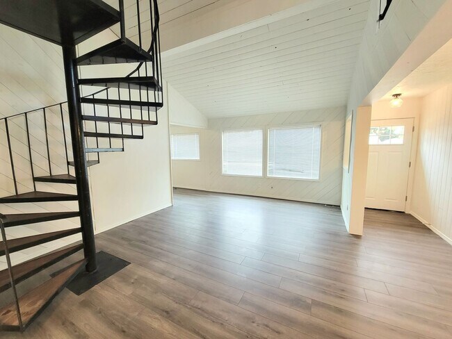 Foto del edificio - Captivating 3BD/1BA Home with Spacious Yar...