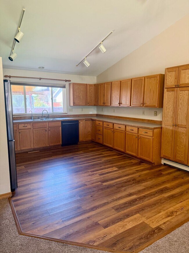 Building Photo - 6 bedroom 3 bath home in Belgrade with att...