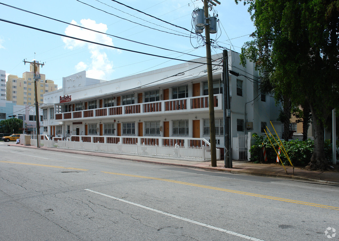 Side View - 300 17th St