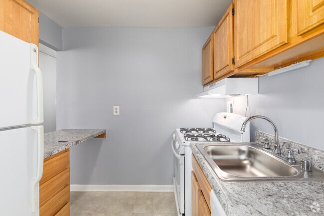 1BR, 1BA - Cocina de paso - Wilson Towers Apartments
