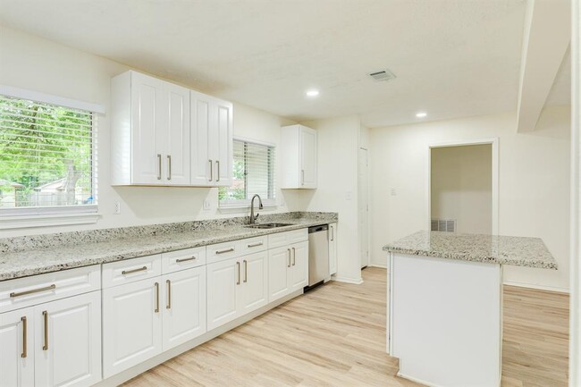 Building Photo - 408 Gardenia St