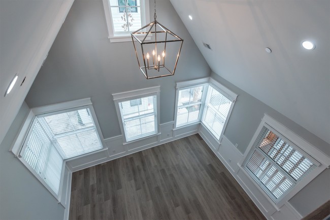 Building Photo - 9 Sanctuary Ct