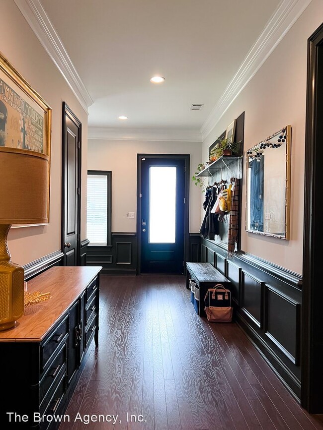 Foto del edificio - 4 br, 3.5 bath House - 2109 Sherwood Dr.